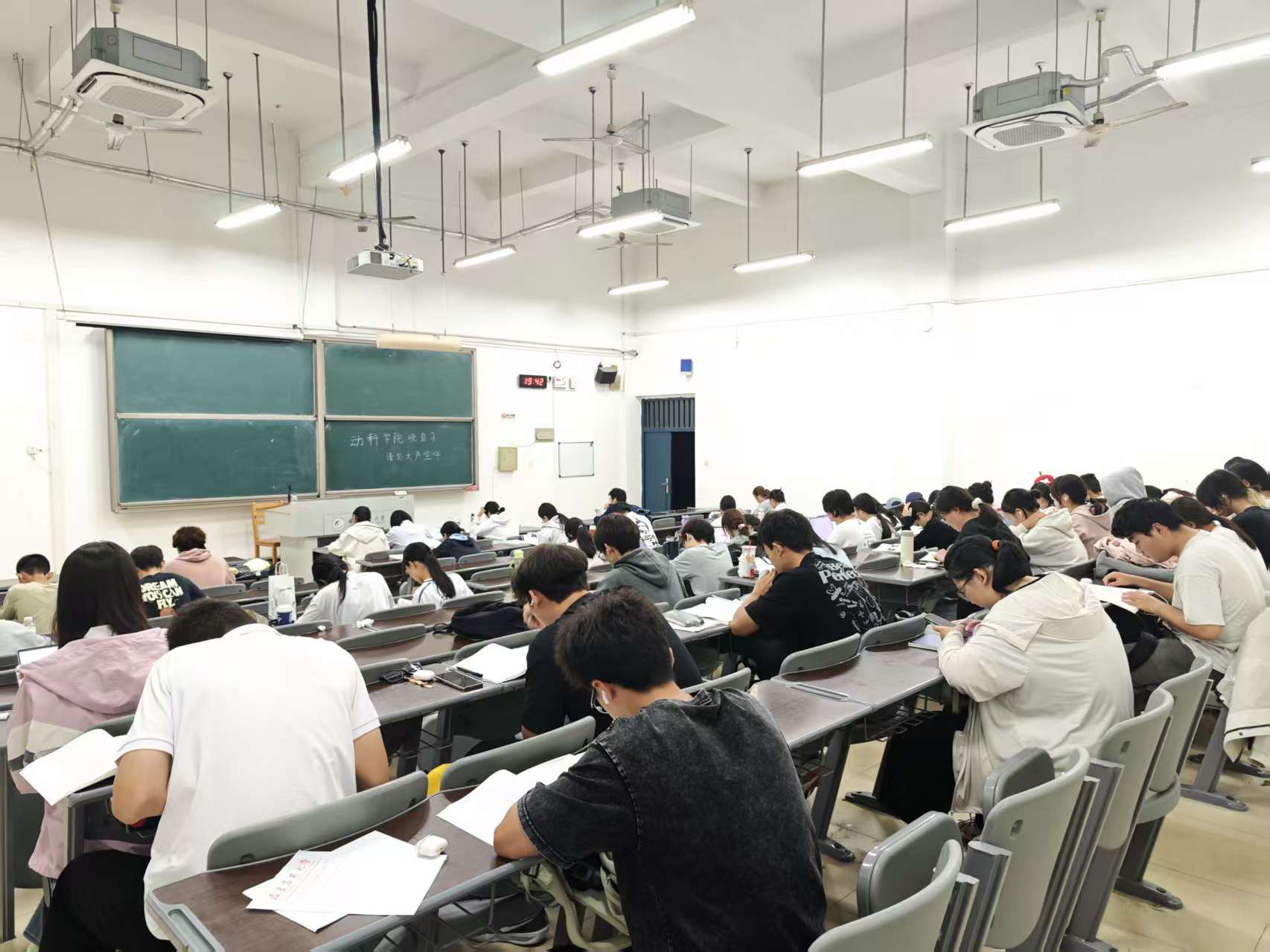 晚自习一小时增学活动 晚自习.jpg