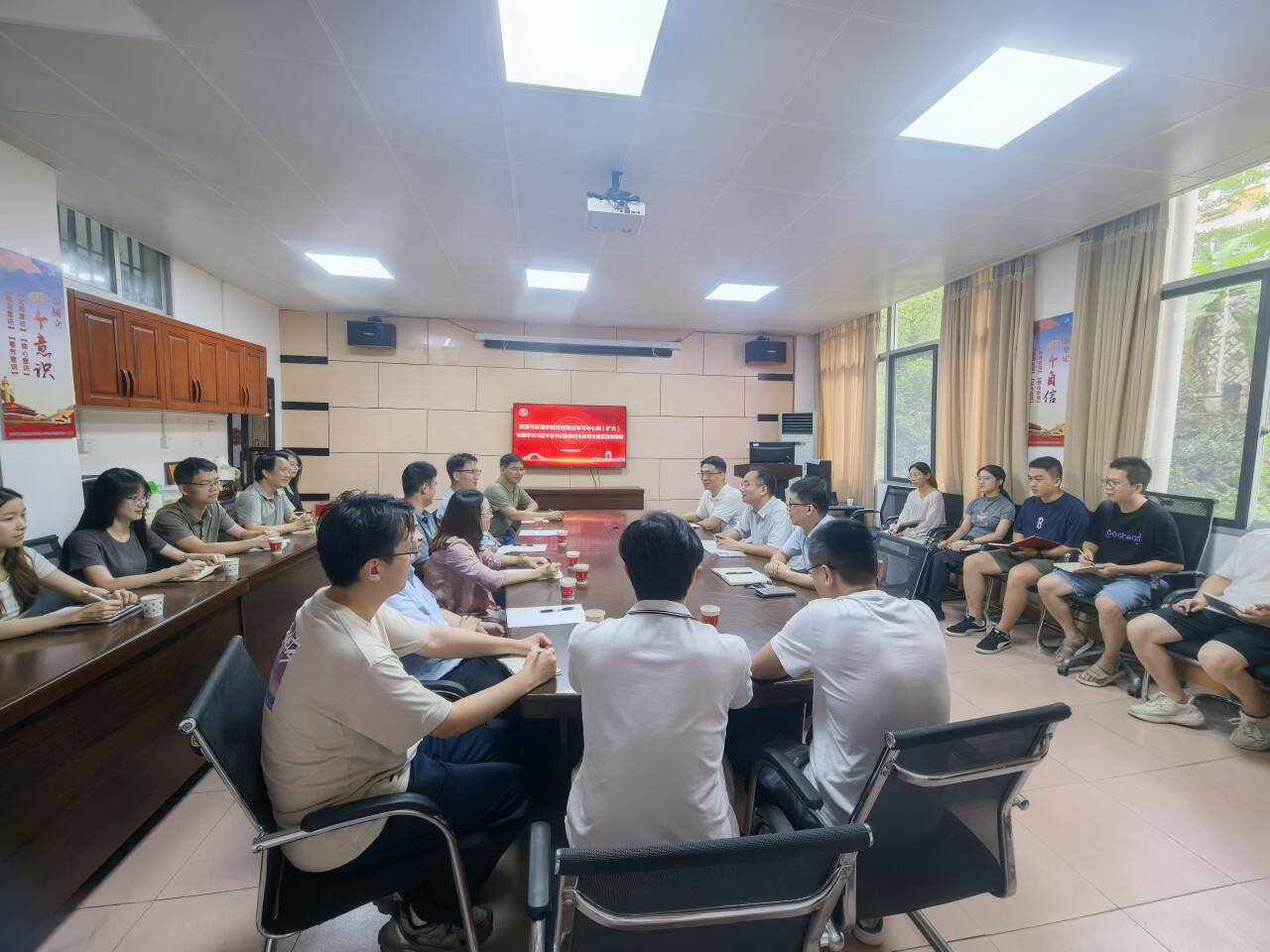 学院理论学习中心组(扩大)会.jpg 学院理论学习中心组(扩大)会.jpg